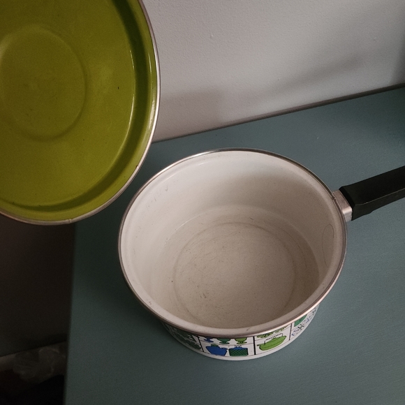 VINTAGE 1970s enamel cookware set - Picture 3 of 11